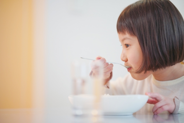 子供の食事姿